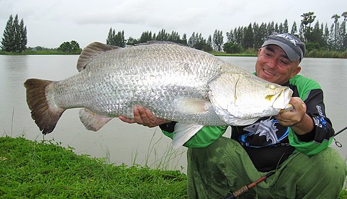 pêche en lac près de Bangkok au baramundi de Thailande