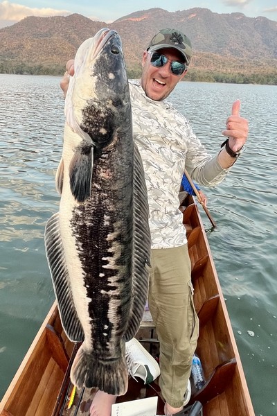 Pêche au snakehead dans les montagnes en Thaïlande