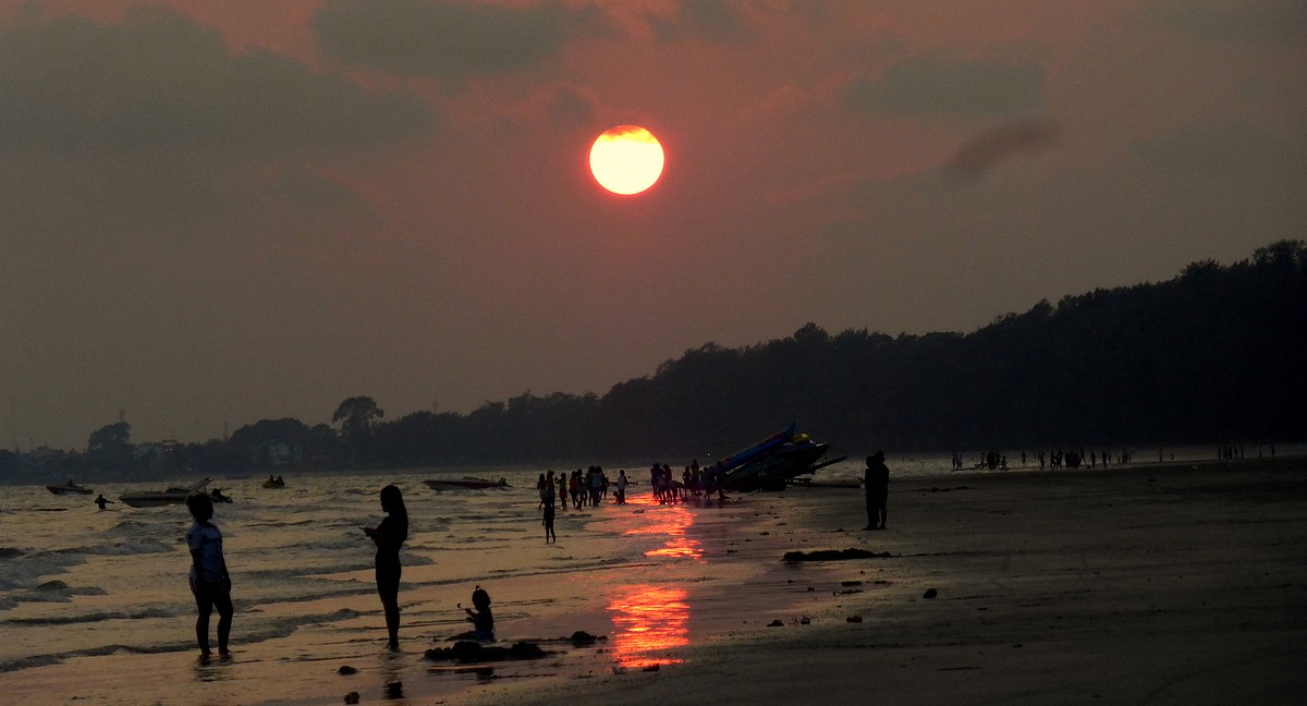 Plage familiale le soir à Ban Phe en Thailande