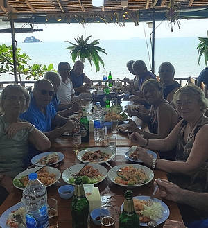 Apéritif devant le couché de soleil sur le golfe de thailande