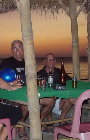 Apéritif devant le couché de soleil sur le golfe de thailande